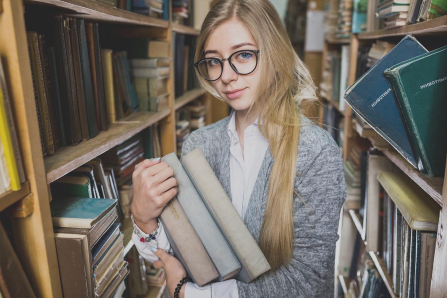 Profesional trabajando en análisis financiero